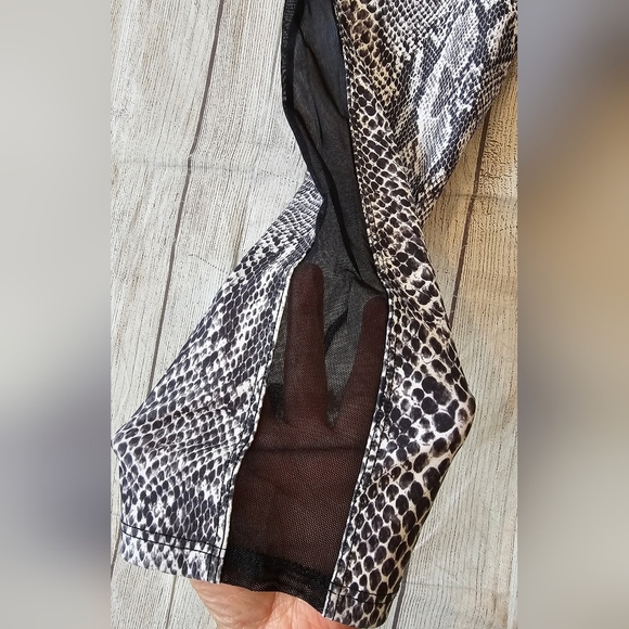 Onzie Hot Yoga Capri Size M/L Black White Snakeskin Magic Sweat Proof Activewear - Picture 5 of 7